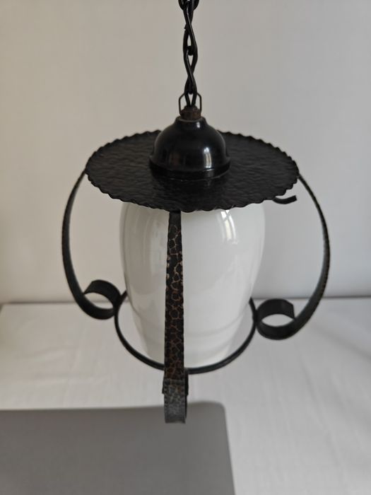 Lampa wisząca metaloplastyka z białym kloszem