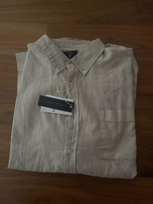 Camisa de linha bege.