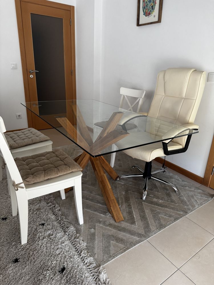 Mesa de jantar de vidro temperado e pes em carvalho maciço