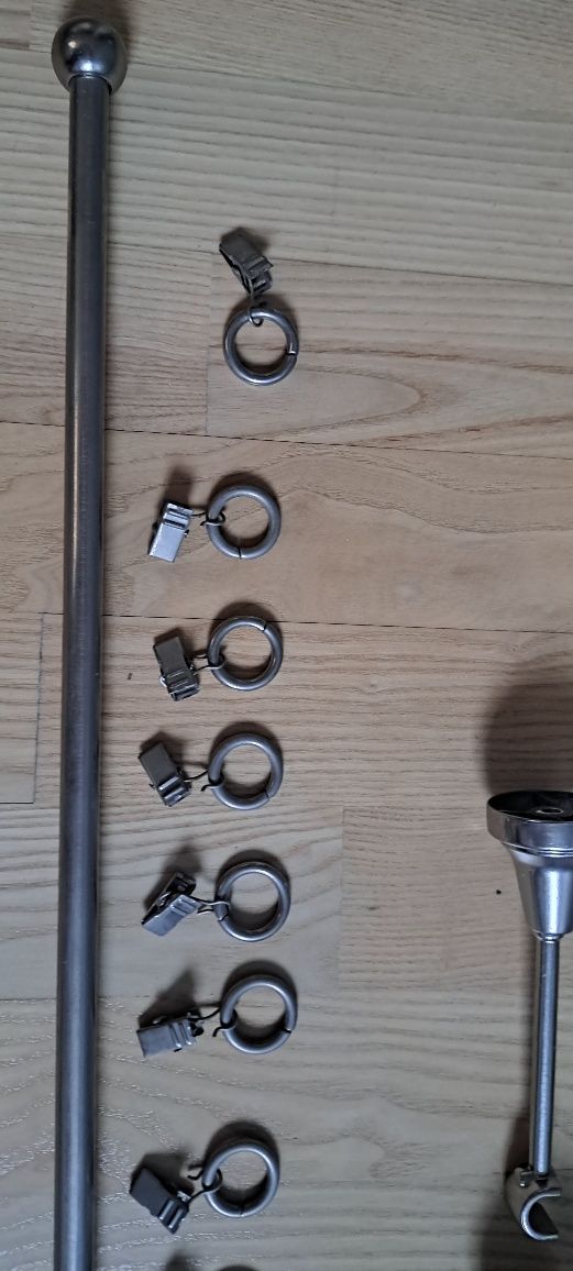 Karnisz metalowy pojedynczy, satyna, 103 cm, 13 żabek, drążek 16 mm
