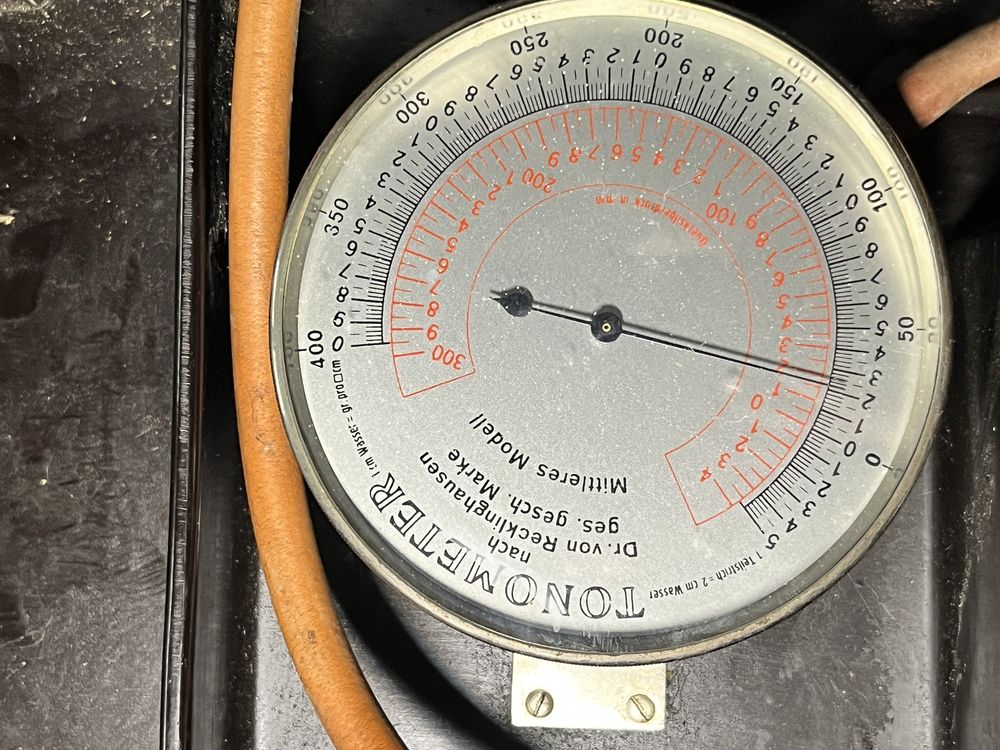 Stary ciśnieniomerz do pomiaru ciśnienia