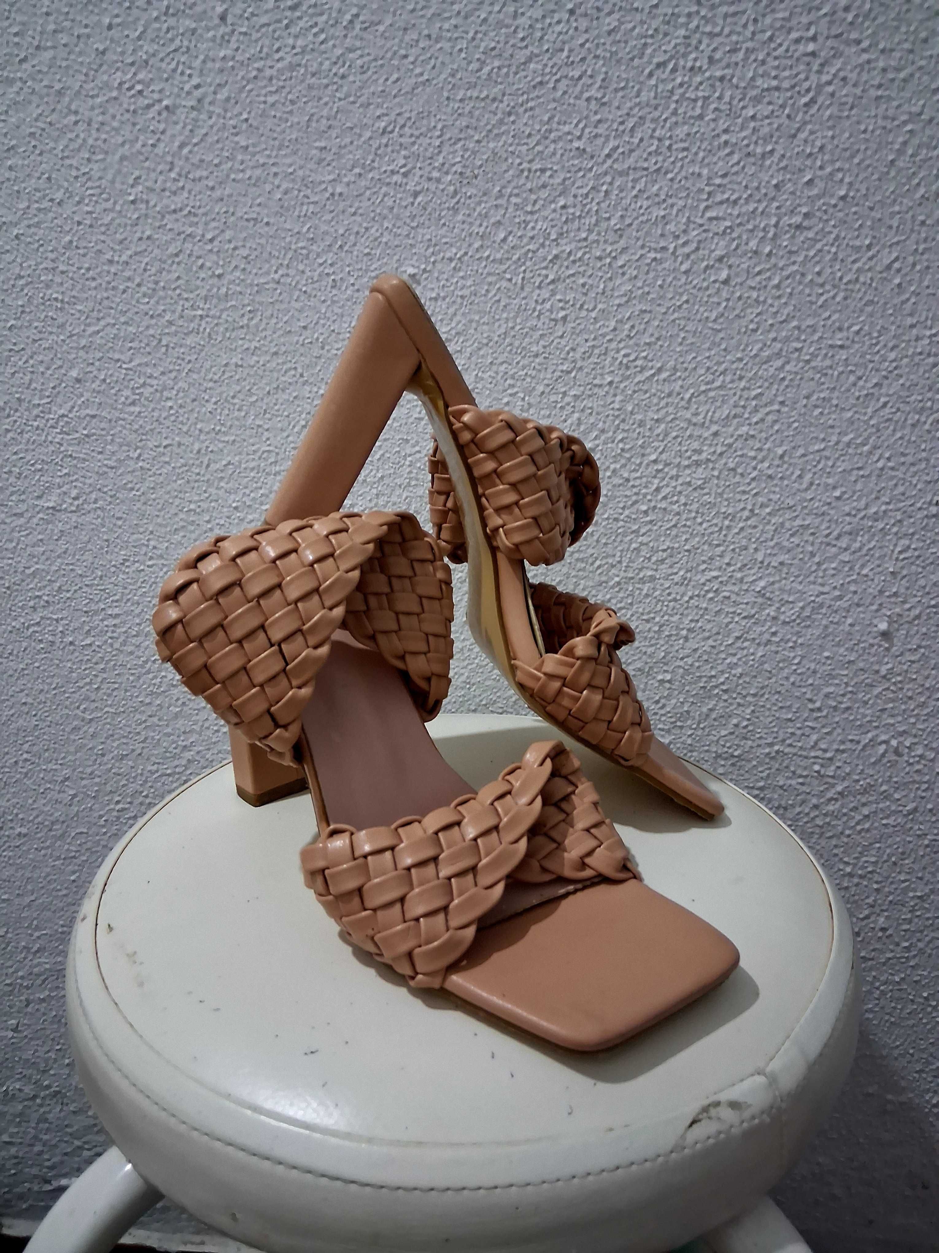 Vestido Zara,com sandália Mia.