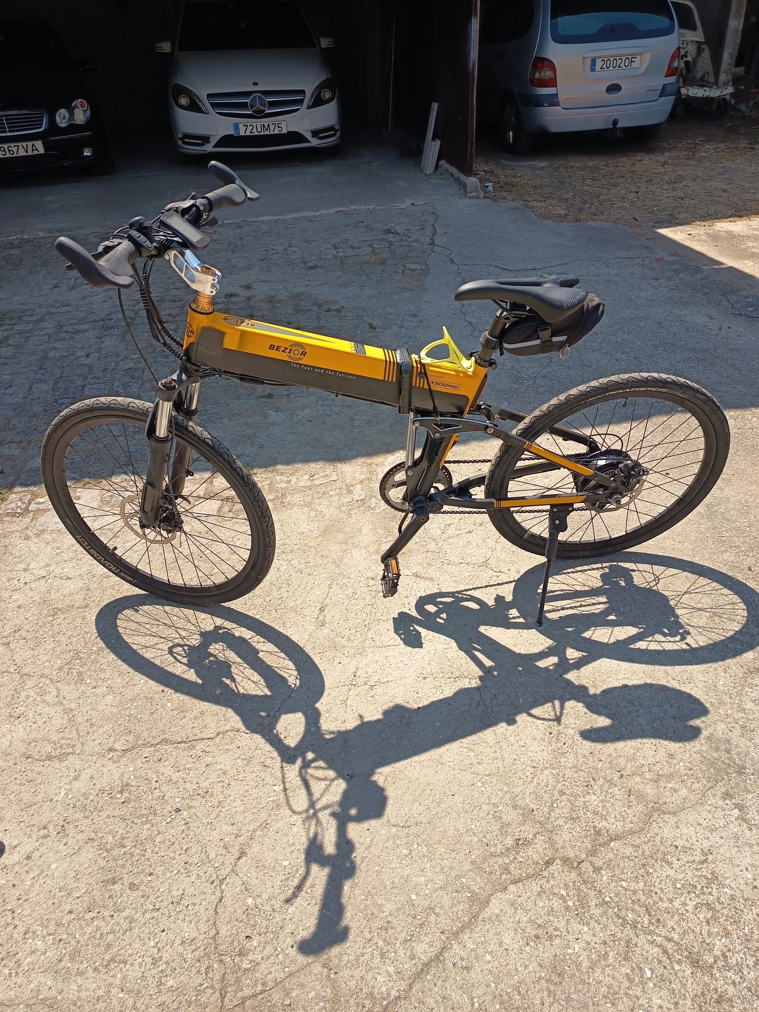 Duas bicicletas, uma é elétrica