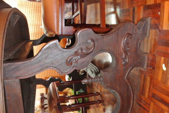 Mesa de jantar em madeira trabalhada para 6 pessoas (sem CADEIRAS)