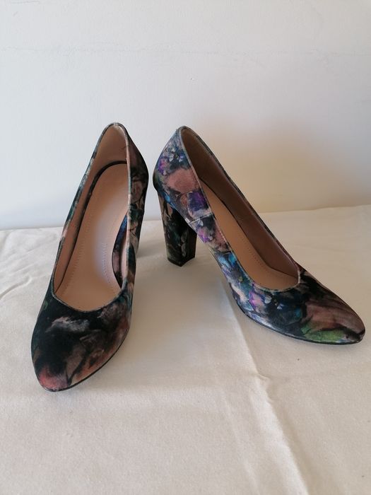 Sapatos salto Benetton em veludo floral 39