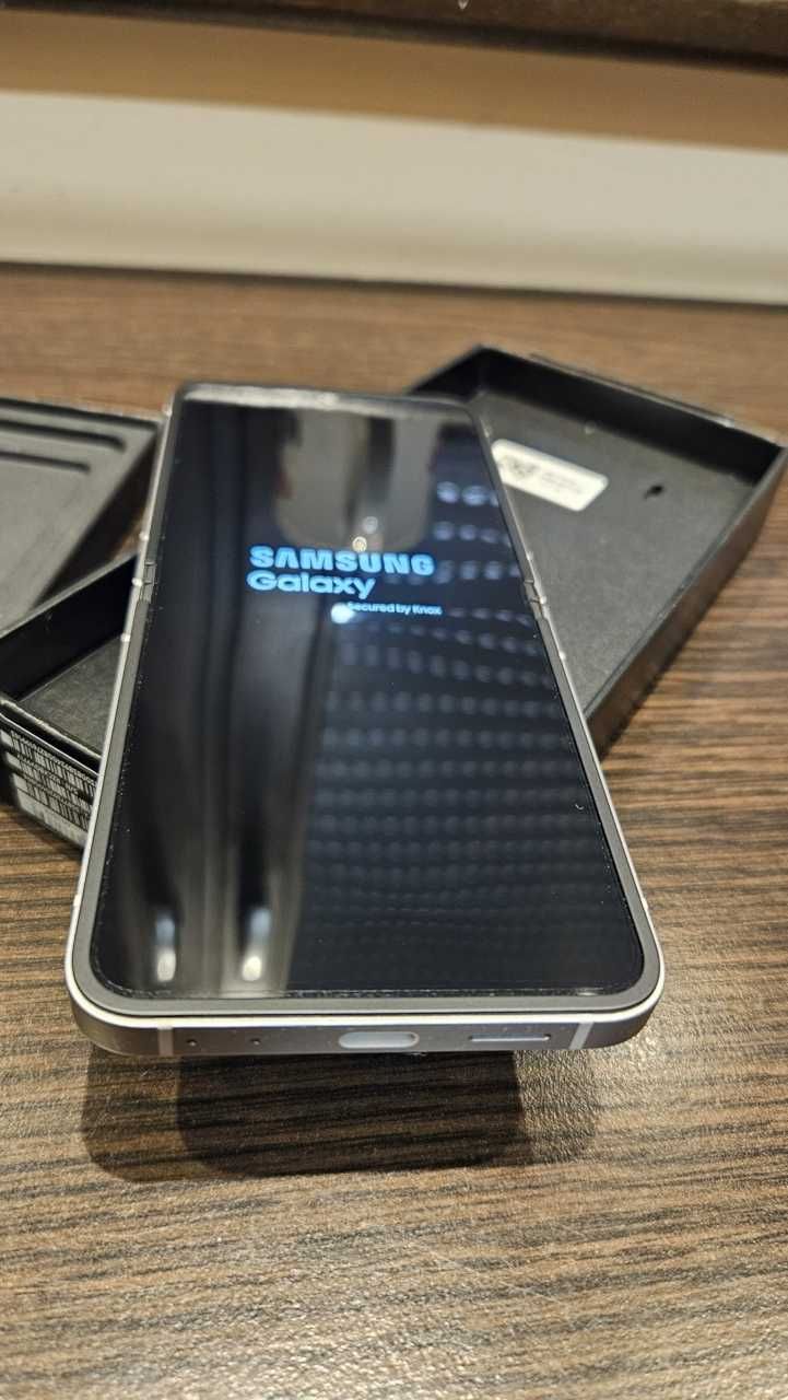 Samsung ZFlip6 jak nowy, srebrny, 256GB, gwarancja, FV23