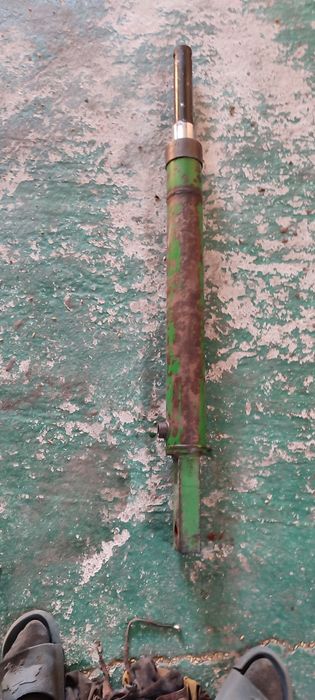 Гідроциліндр підйому жатки John Deere 1075, 1085, 1065