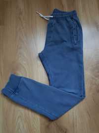 Niebieskie spodnie dresowe 5-10-15 
 rozm.146
