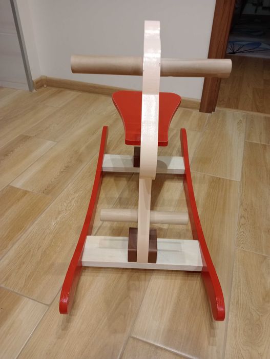 Konik na biegunach drewniany Playtive