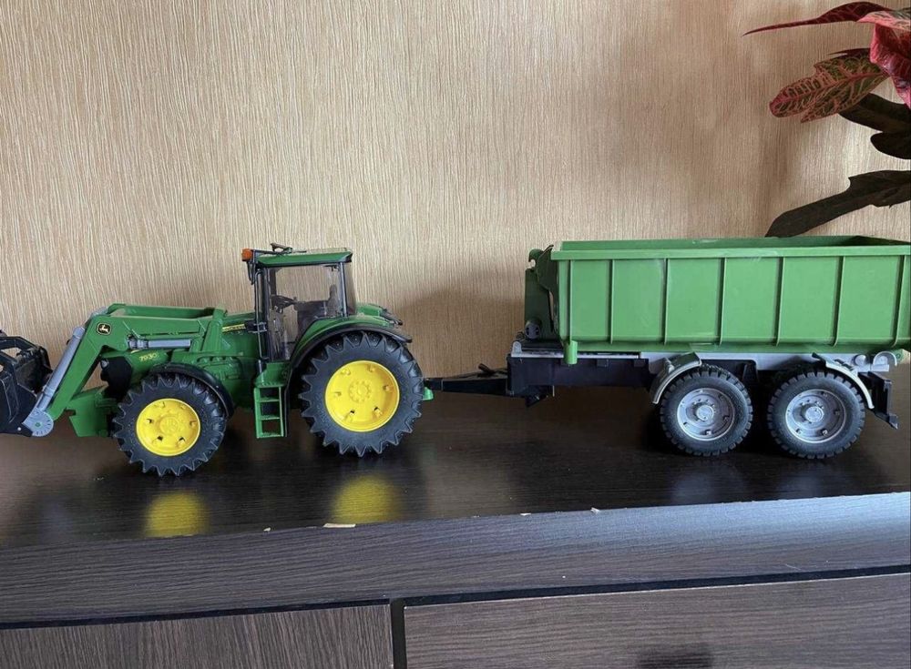 Комбайн, трактор Bruder