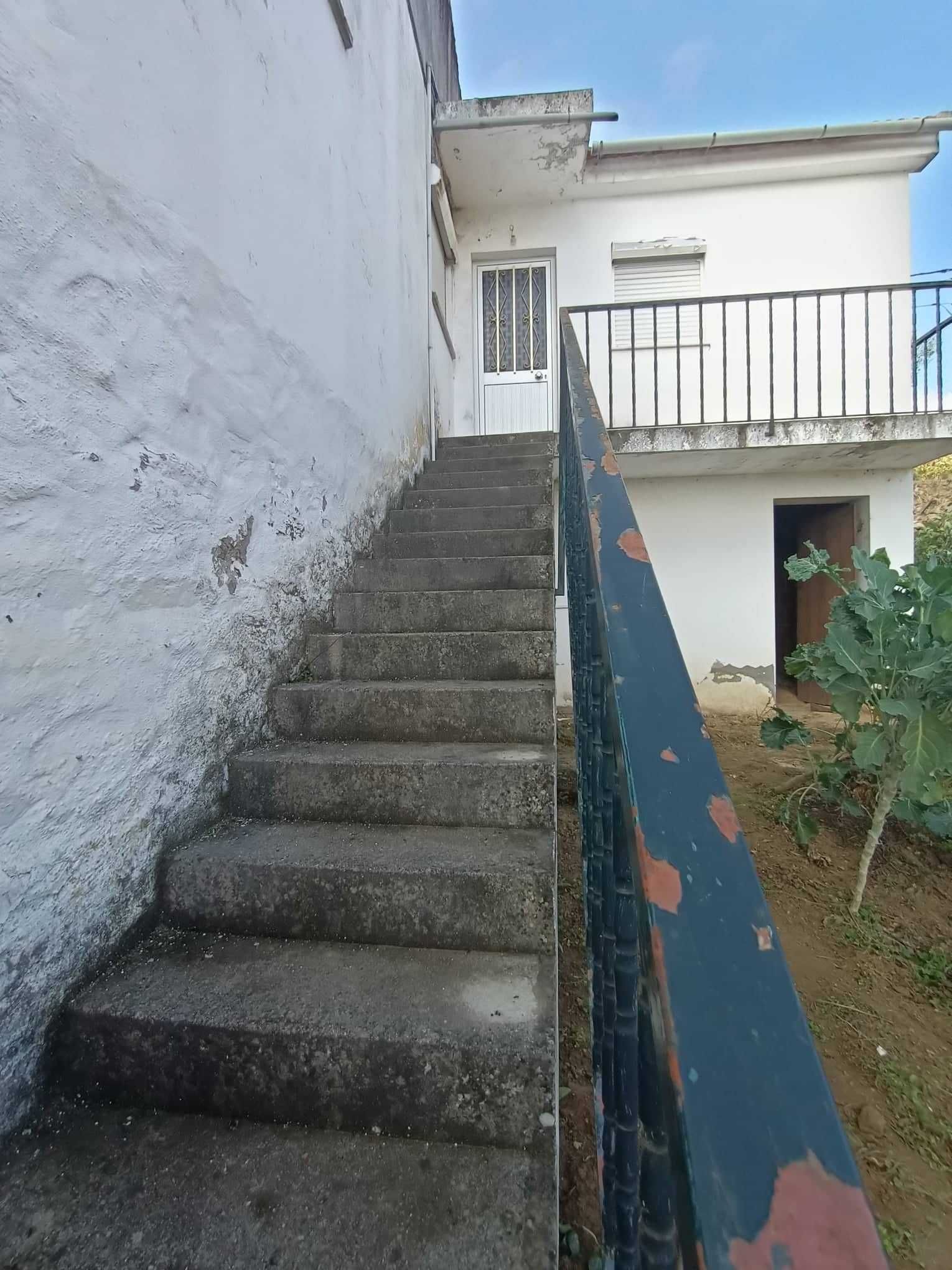 Moradia para recuperar, com terreno em Fontelas, Peso da Régua