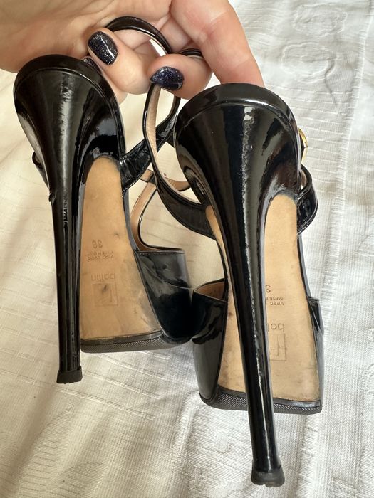 Продам лакові босоніжкі на високих підборах.