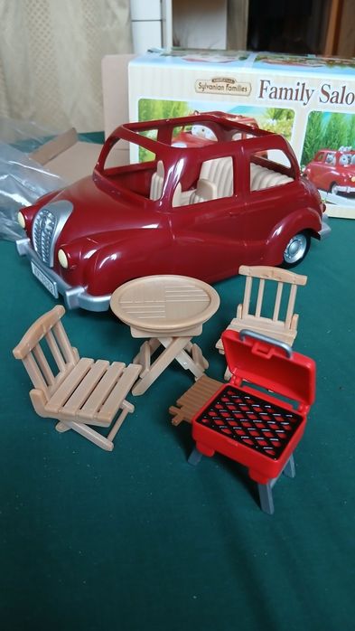 Скидка!!Sylwanian families .Красная  с багажником и гриле.