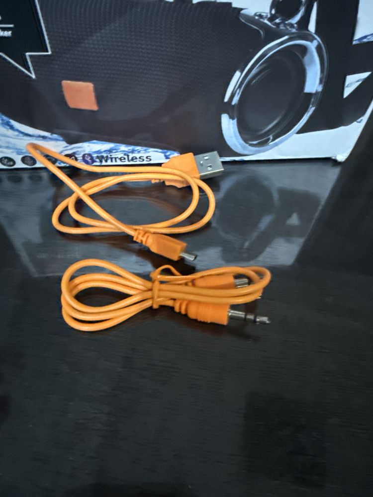 Колонка переносна JBL