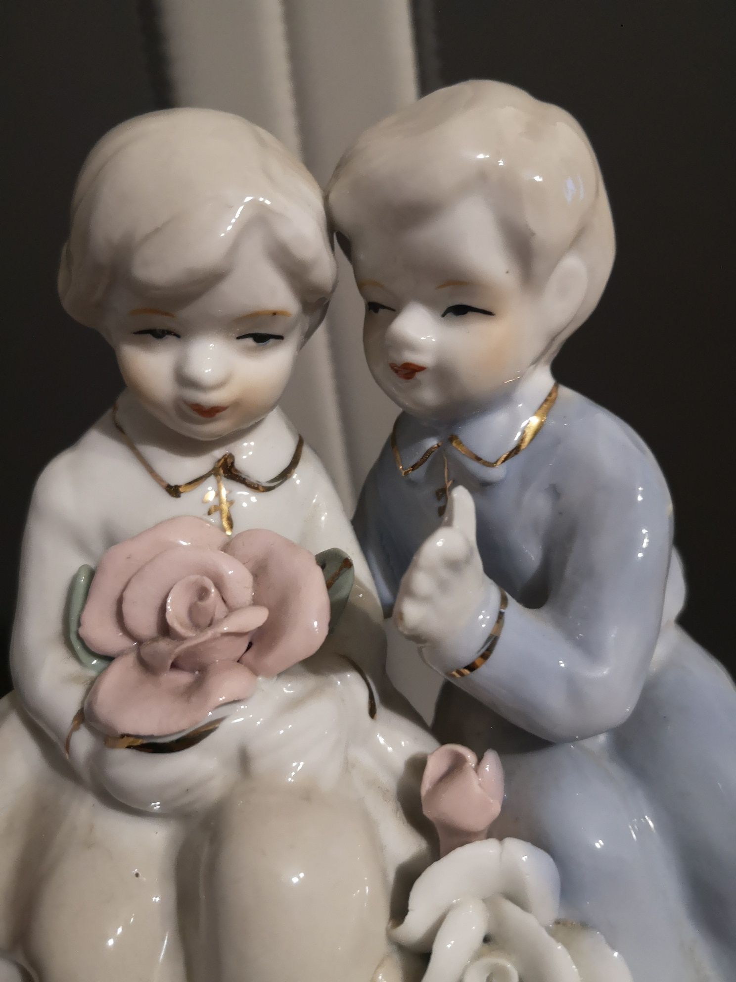 Ceramiczna figura chłopiec i dziewczynka z różą