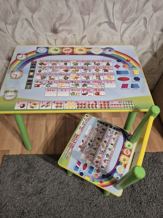 Дитячий столик зі стульчиком
