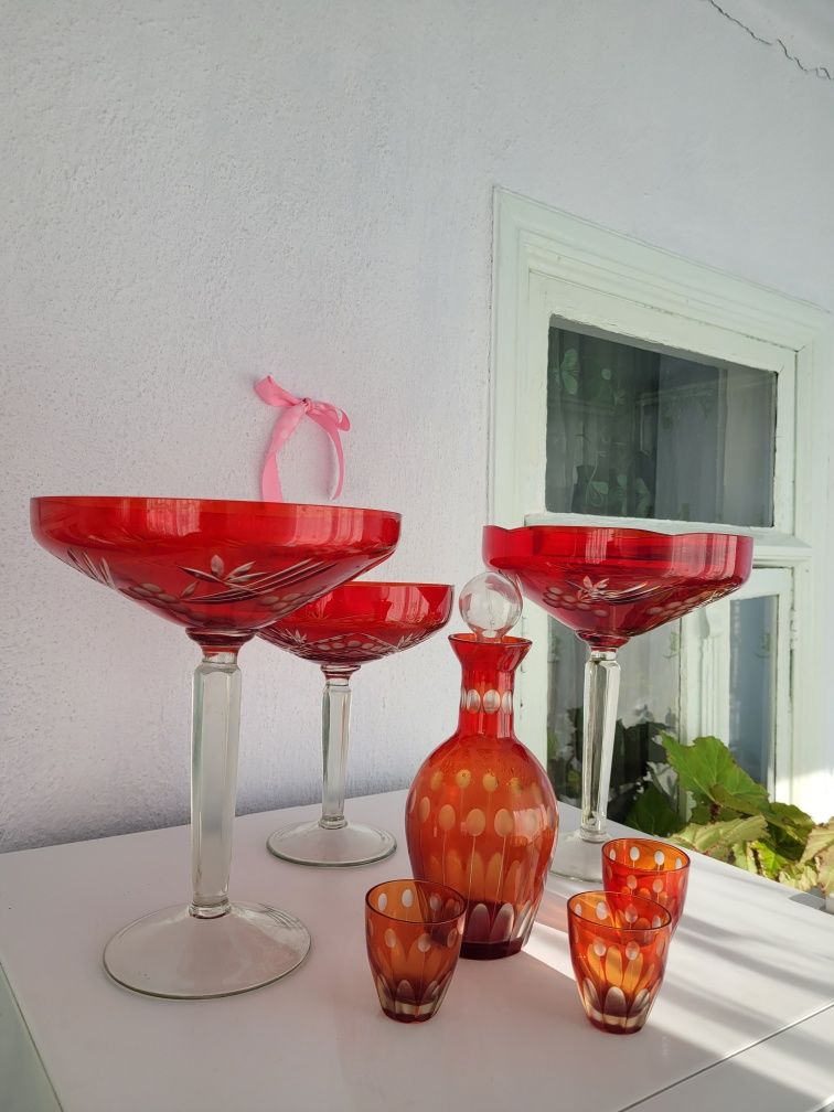 Посуда из цветного стекла:бокалы,вазы,фруктовницы.
