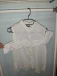 camisa branca ombros à mostra