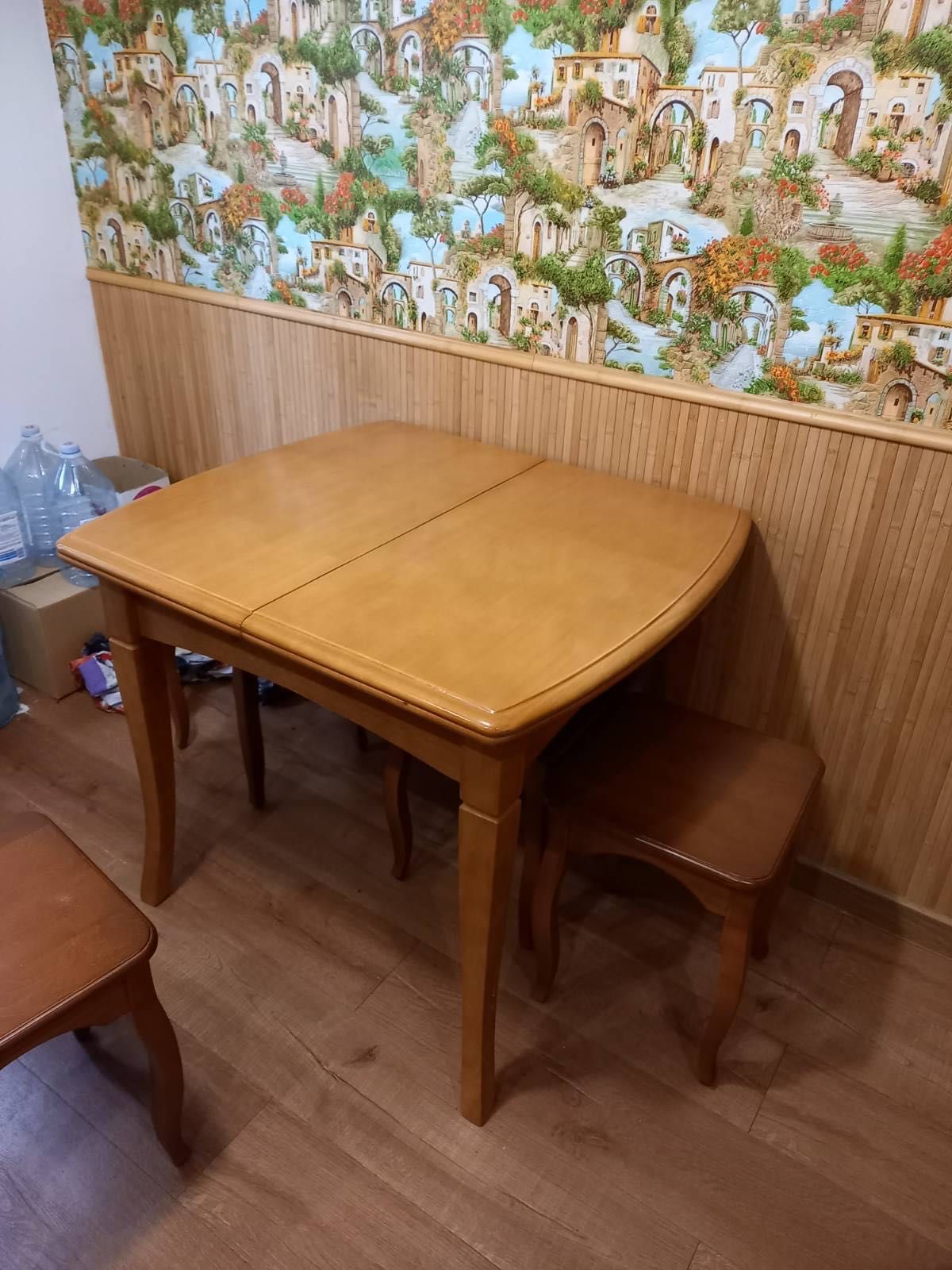 Раскладной кухонный стол и 4 табуретки из натурального дерева