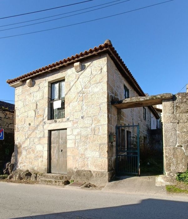 Casa em Pedra. Recuperar em Vilar de Ferreiros. Mondim de Basto