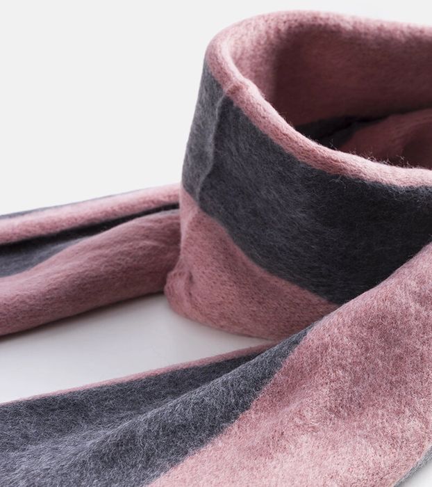 Różowo-szary szal z frędzlami Lana