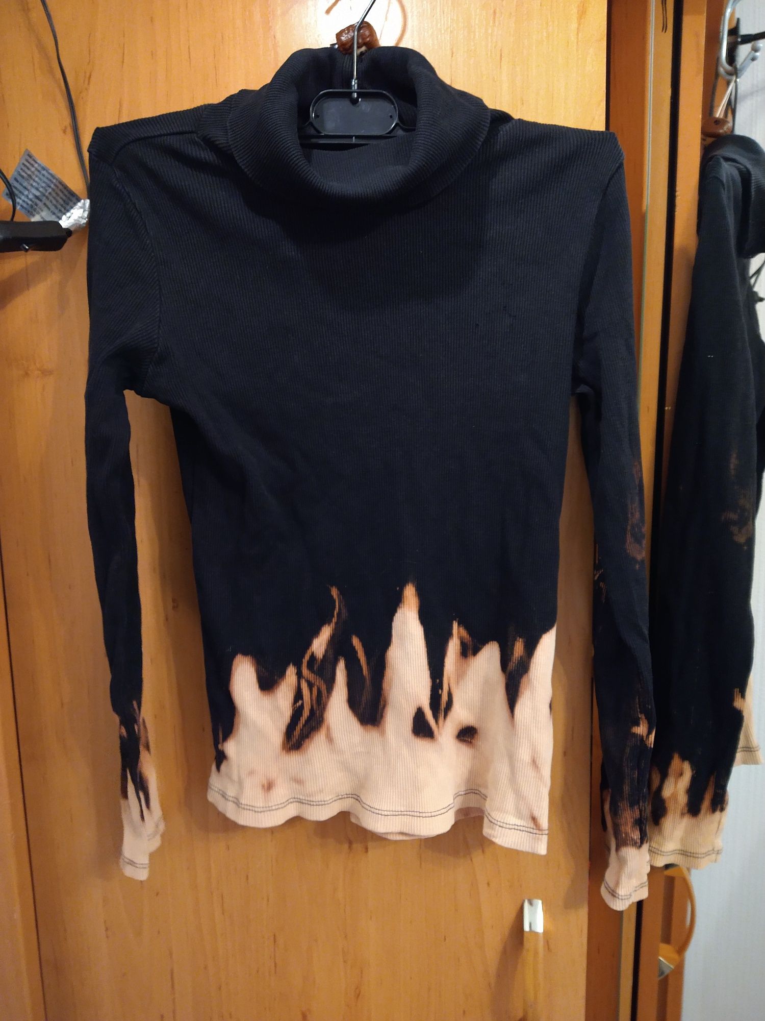 sweter golf z płomieniami