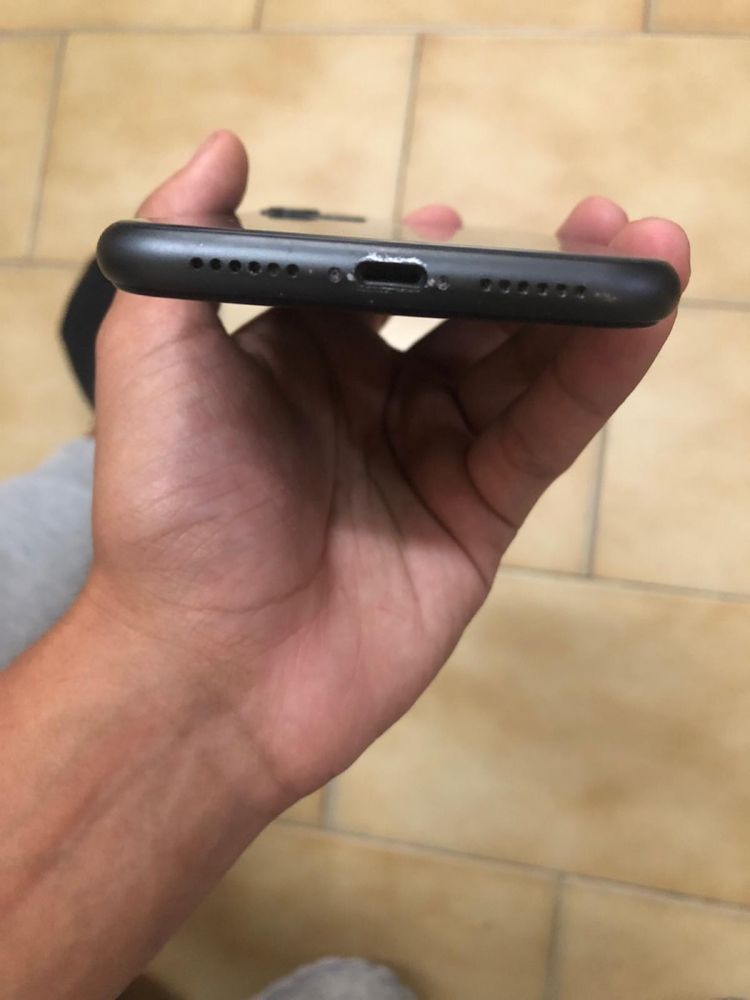 Iphone 11 com o vidro de traz partido