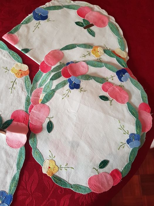 Naperons com aplicações em tecido