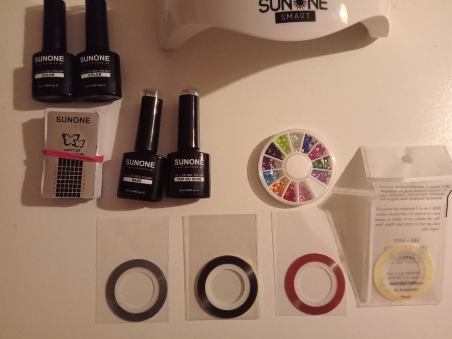 LAMPA do Paznokcji UV/LED plus lakiery i zestaw do manicure.