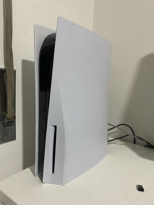 a PS5 Standard (com leitor de discos), e suporta midia digital