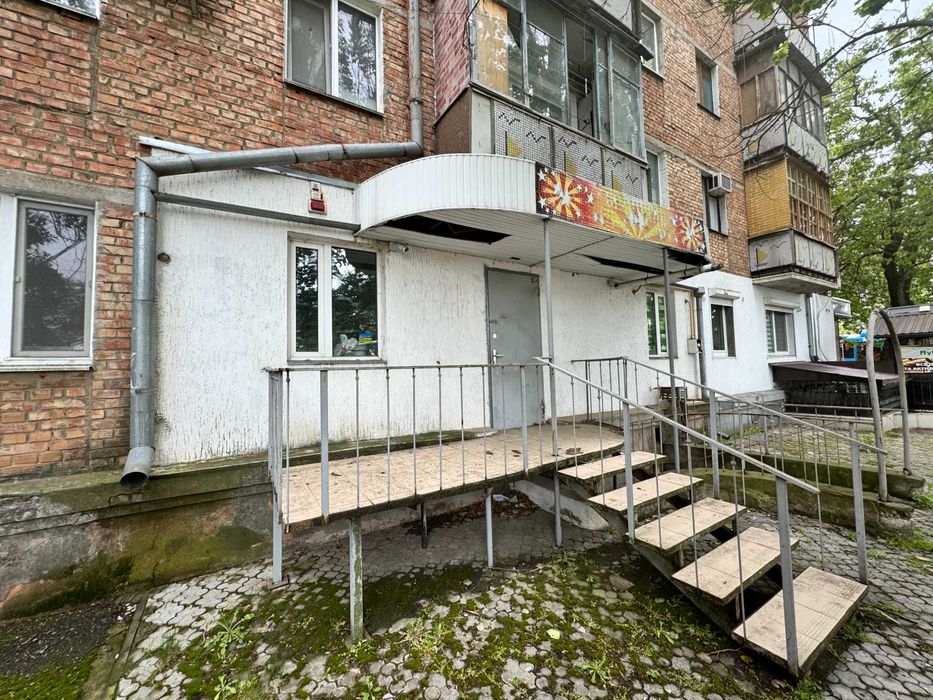 Р-н "Евіса" приміщення 45 кв.м. фасад ремонт ціна 45 тис. у.о.