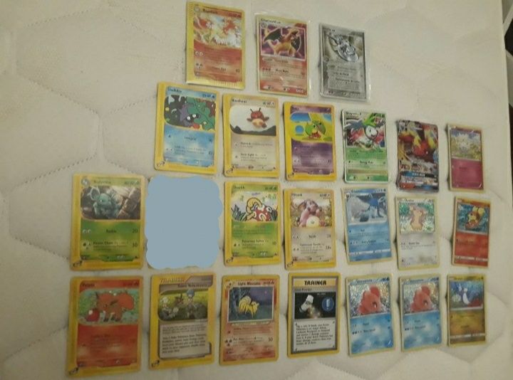 21 cartas pokemon com holo, charizard, eevolutions