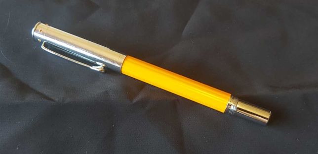 caneta prateada e cor alaranjada