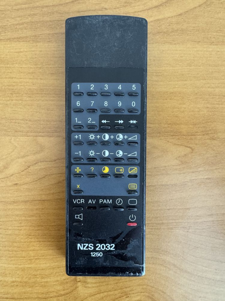 Pilot do telewizora NZS 2032 czarny Elemis 1250