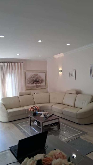 Sofá em pele,  muito charme e requinte, ótimo estado de conservação.