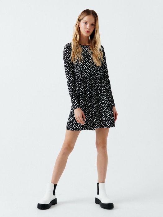 Візерунчаста сукня зі збіркою на талії. Сукня в горошок