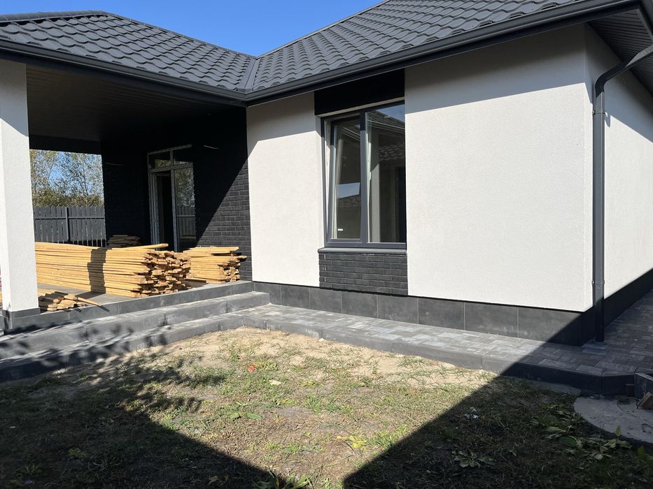 Однововерховий будинок в районі нової забудови