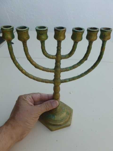 Menorah judaico ou candelabro em latão