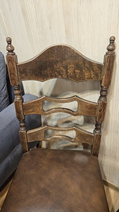 3 solidne drewniane krzesła, skórzane obicie