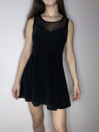 Czarna rozkloszowana sukienka na ramiączka
