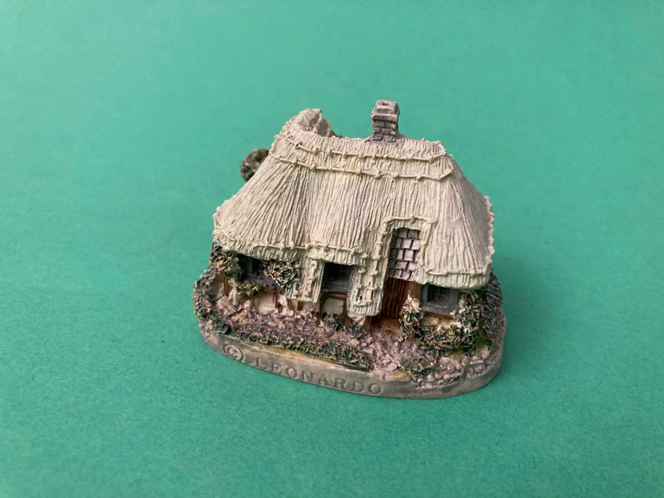 Casinha em miniatura da marca Leonardo Collections England