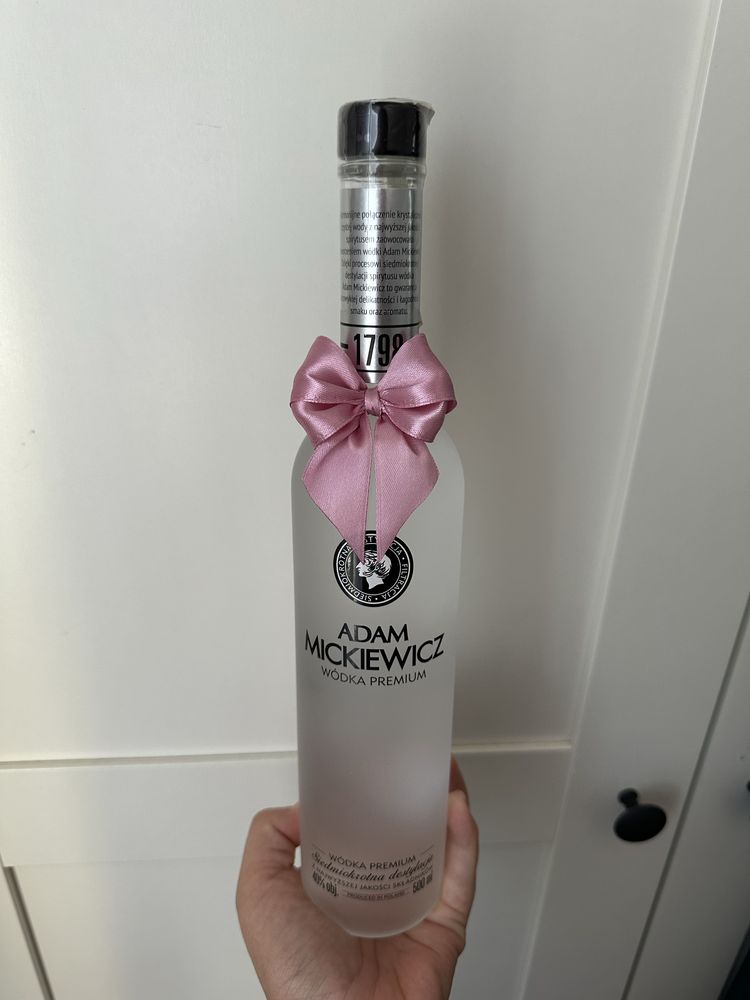 Brudny róż kokardki na alkohol weselny wódkę butelkę