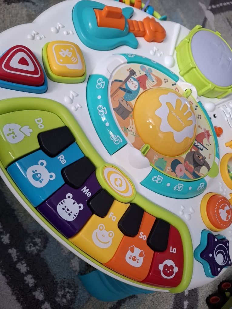 Stolik interaktywny firmy Ricokids. 
Posiada głośnik mający możliwość