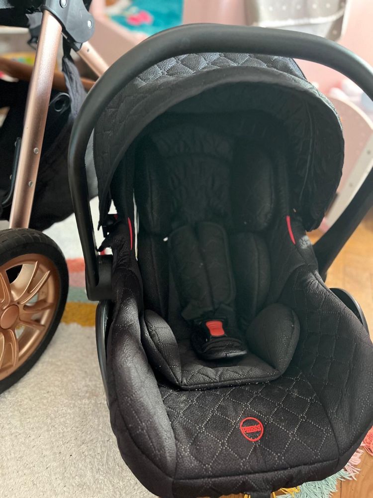Carrinho de bebe moderno e muito bem estimado