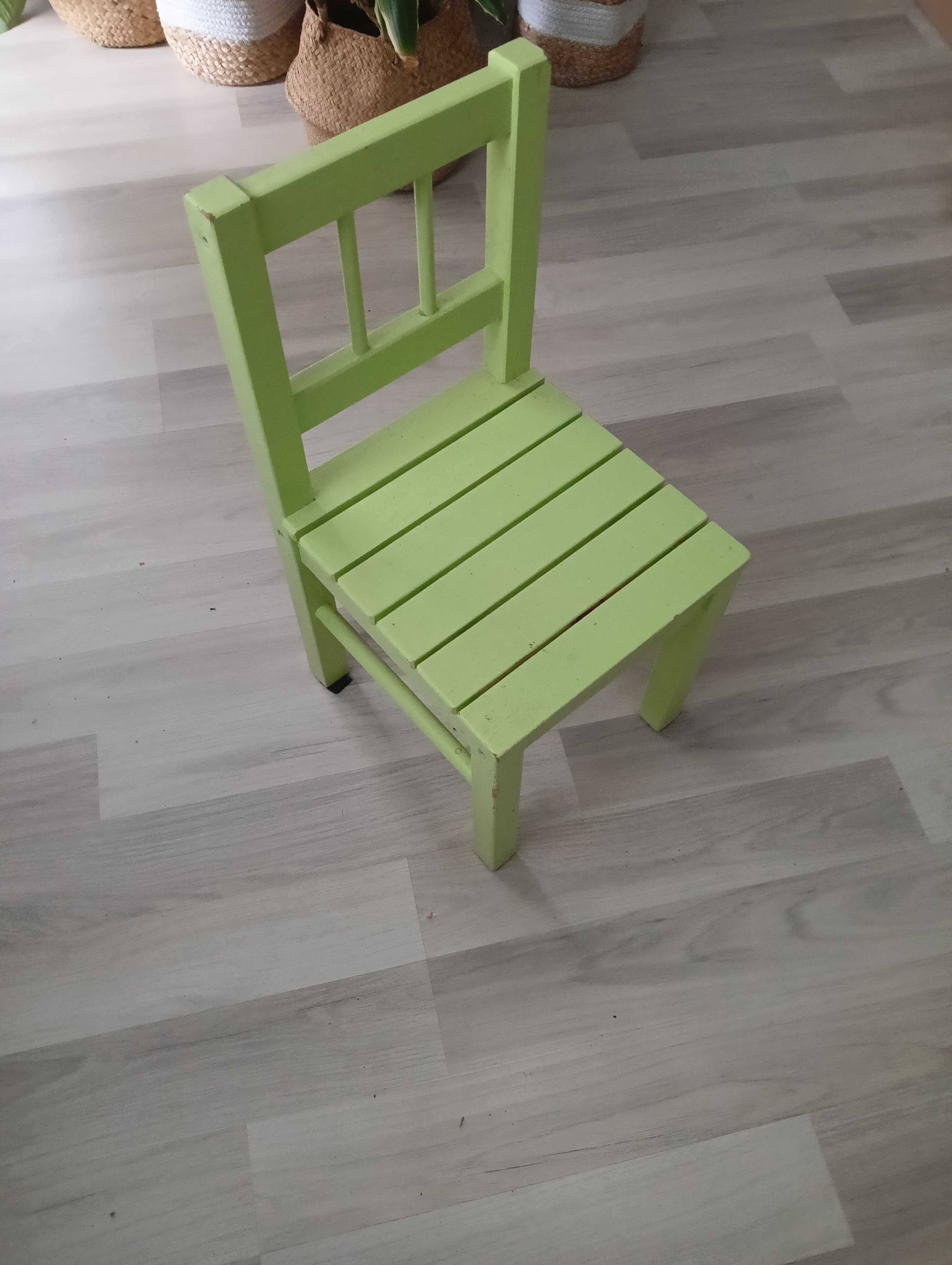 Krzesełko drewniane dla kilkuletniego dziecka