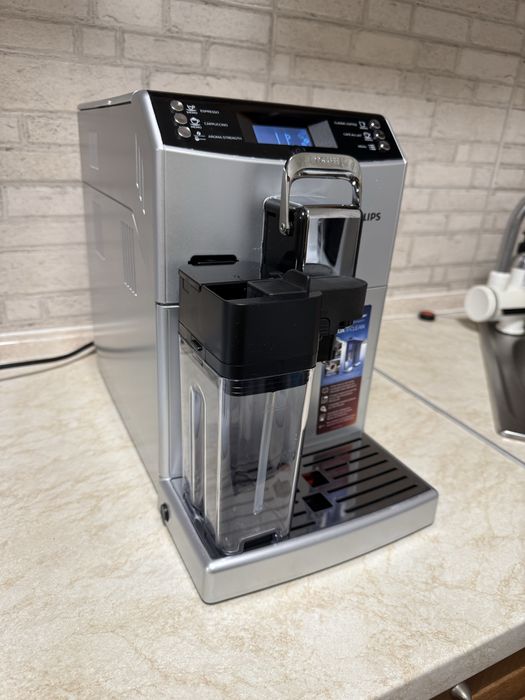 Автоматична еспресо кавомашина Philips EP4051  4000 series