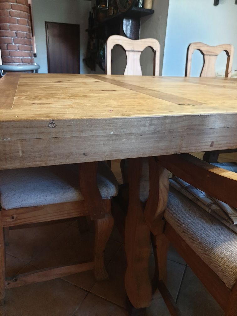 Mesa de madeira maciça com 8 cadeiras