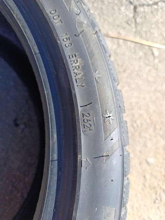 Резина 245/40/18 зима майже нова