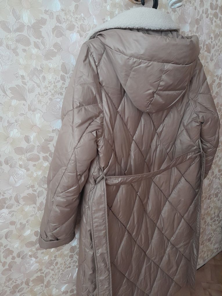 Пальто зимнее с капюшоном