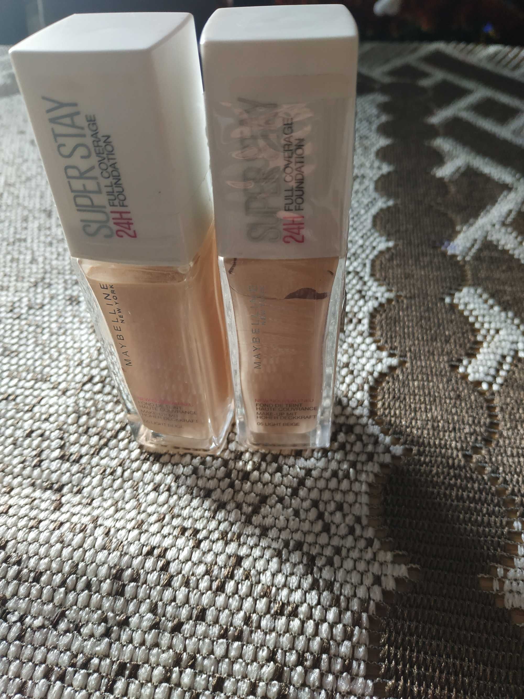 2 podkłady Maybelline Superstay Light Beige